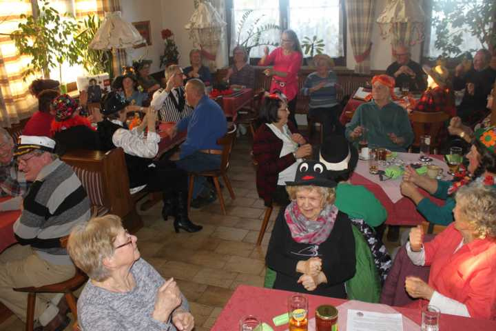 Seniorentanz Plus beim Faschings Z’sam sitzn. 70 Faschingskrapfen wurden verputzt.