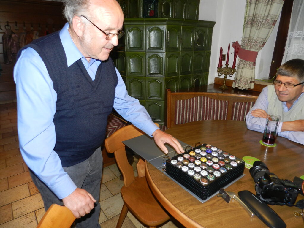 Josef Brandt zeigt uns seine Bierkapselsammlung