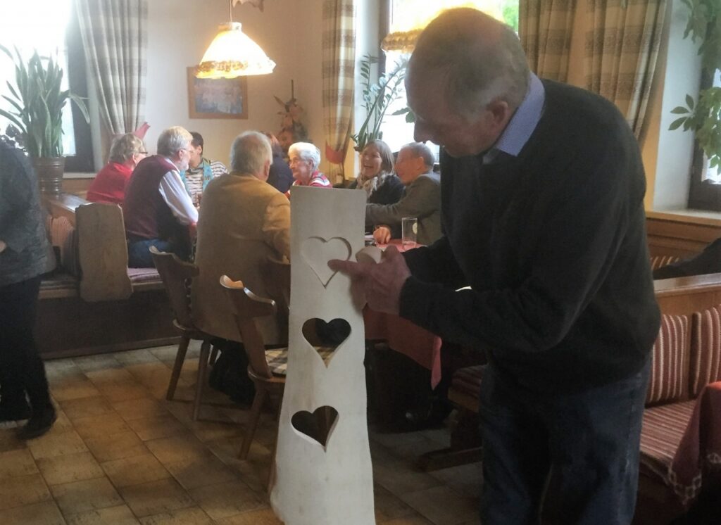 Stefan zeigt den Mitgliedern sein neuestes Werk.