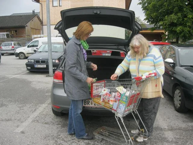 Zwei Frauen laden Einkäufe in ein Auto