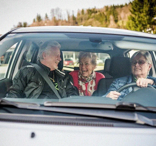 Drei Frauen sitzen gemeinsam in einem Auto