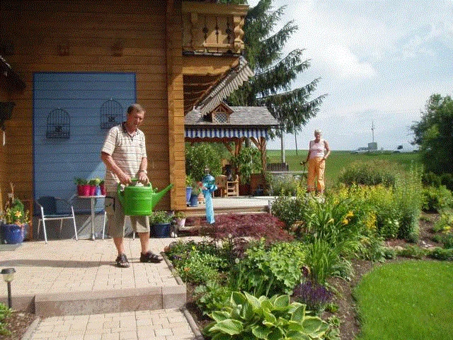 Zwei Personen arbeiten gemeinsam in einem blühenden Garten